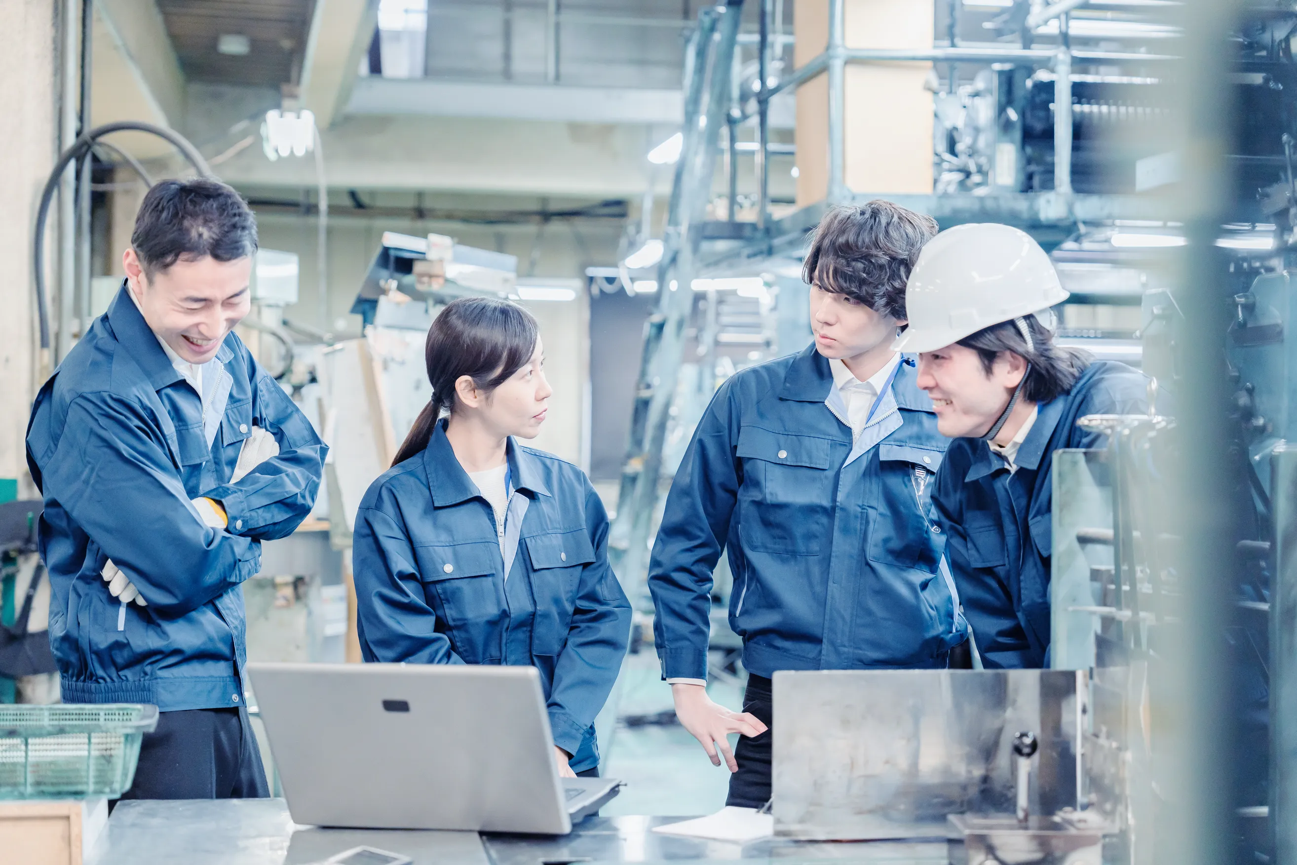 製造現場で働くスタッフの様子